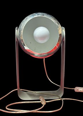 מנורת שולחן וינטג’ בעיצוב מודרני – מתכת כרום
מנורת שולחן בעיצוב מודרניסטי / ספייס אייג’, עם 