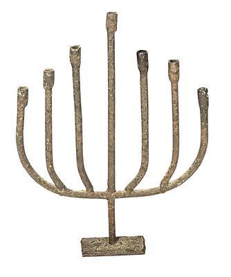 חנוכייה ישנה ממתכת (ברזל).
דגם עם 9 קנים ושמש גבוה במרכז, על בסיס מלבני.
מידות: כ־24&times;19 ס״מ. 