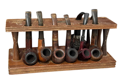 לוט של מקטרות עישון ישנות מעץ, מוצגות על גבי מעמד עץ עתיק עם מספר תאים.
הסט כולל מקטרות בגדלים 