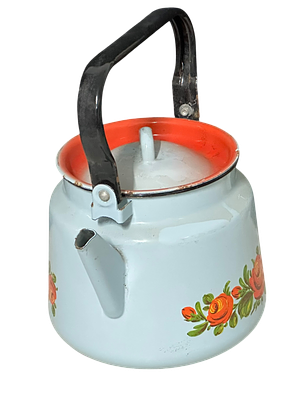 קומקום מתכת מצופה אמייל בצבע תכלת, מעוטר בדוגמאות פרחוניות של ורדים אדומים ועלים.
פנים הקומקום 