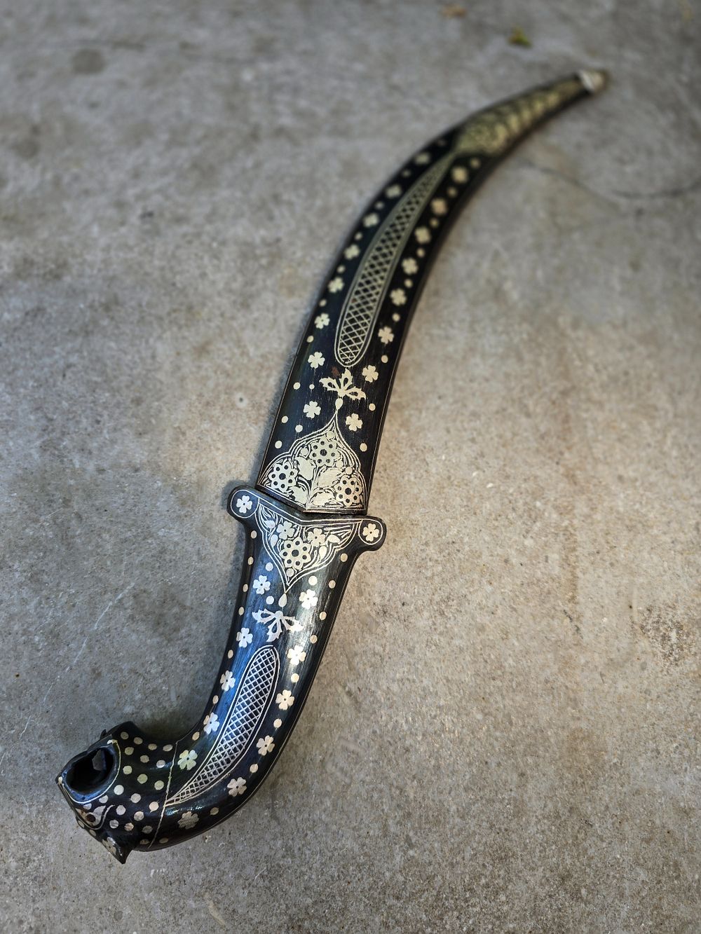 ,פגיון ונדן גדולים ומפוארים בעבודת יד מסירלינקה עשוי בעבודת נילו מיוחדת ציפוי כסוף הסכין עשויה 