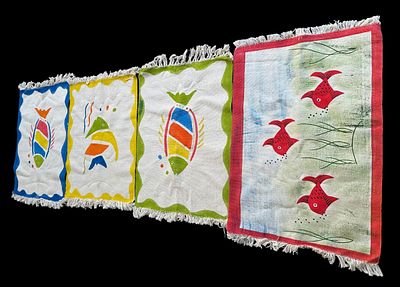 פריט טקסטיל דקורטיבי / ראנר לשולחן, מבד מודפס, המורכב מארבעה לוחות עם עיטורי דגים צבעוניים 