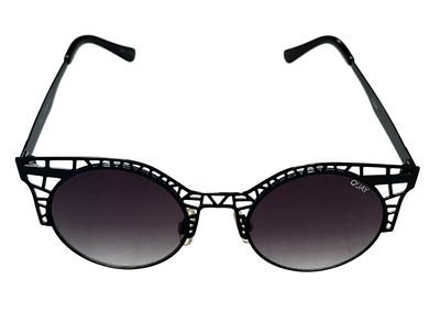 משקפי שמש QJAY בעיצוב ייחודי עם מסגרת גיאומטרית מחוררת. עדשות כהות בגוון מדורג, סגנון מודרני 