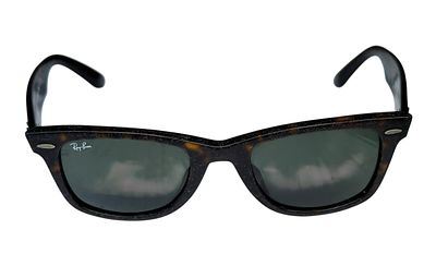 משקפי שמש Ray-Ban Wayfarer, דגם אייקוני עם מסגרת דמוי צב ועדשות כהות. עיצוב קלאסי ועל-זמני 