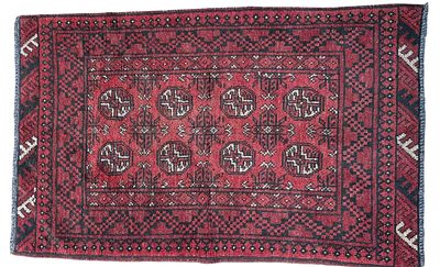 שטיח דקורטיבי בעבודת יד בסגנון אוריינטלי/שבטי, עם דוגמאות גיאומטריות מסורתיות ומדליונים חוזרים 