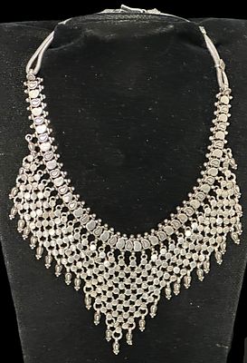 שרשרת קולר / פלסטרון מכסף סטרלינג 925 בעיצוב אתני-אוריינטלי עם אלמנטים תלויים ומפרקיים היוצרים 