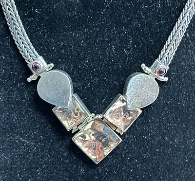 שרשרת כסף 925 וזהב, עיצוב מודרני עם שרשרת קלועה ותליון גאומטרי מפרקי. עבודה אלגנטית ומיוחדת. 