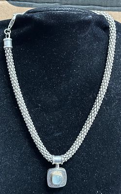 שרשרת כסף סטרלינג (925) עם אלמנטים מזהב, כוללת שרשרת חוליות צפופות ותליון מרובע עם אבן קבושון 