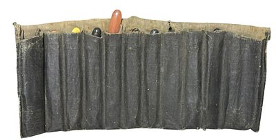 סט סכיני גילוח וינטג’ (קופה-שוקס) עם ידיות צבעוניות (בקאליט או פלסטיק ישן), מגיעים בתוך נרתיק 