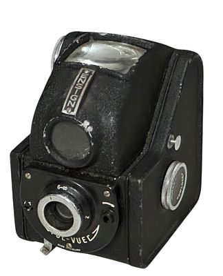 מצלמת וינטג׳ מדגם Ensign Ful-Vue תוצרת אנגליה. גוף קומפקטי מבקליט שחור עם עינית עליונה ועדשה 