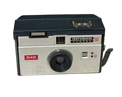 מצלמת וינטג׳ Kodak Instamatic Camera 50 תוצרת ארה״ב. דגם קומפקטי אייקוני משנות ה-60–70 המשתמש 
