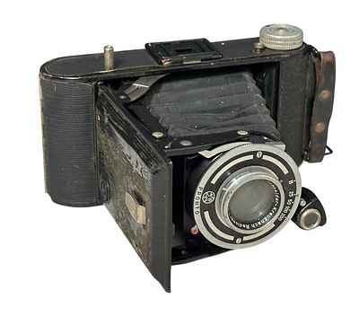מצלמת וינטג׳ מתקפלת (Folding Camera) בסגנון Agfa Billy / Agfa Isolette משנות ה-30–40. גוף מתכתי 