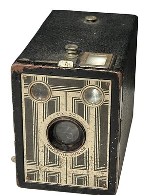 מצלמת וינטג׳ Kodak Brownie Junior Six-20 בעיצוב Box קלאסי עם חזית בסגנון ארט דקו. תוצרת אנגליה 