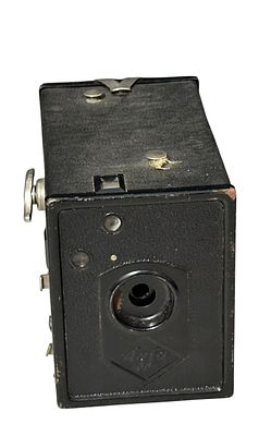 מצלמת וינטג׳ מסוג Box Camera של Agfa, תוצרת גרמניה, משנות ה-30–40 בקירוב. גוף מתכתי עם ציפוי 