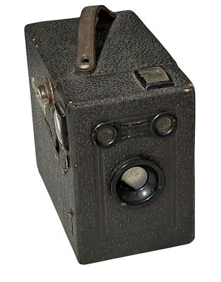 מצלמה עתיקה מסוג Box Camera וינטג’ מתוצרת Agfa.
דגם קלאסי בציפוי מטאלי בעיצוב אופייני לשנות 