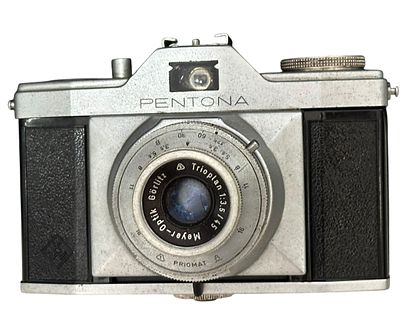 מצלמת פילם וינטג’ Pentona, דגם קומפקטי מתוצרת גרמניה המזרחית משנות ה-50. מצוידת בעדשת 