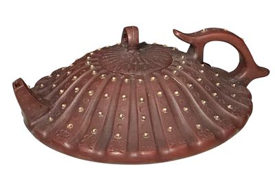 קומקום תה סיני מקרמיקה בסגנון Yixing, בעיטור תבליט עם דוגמת נקודות ומכסה תואם. צורה שטוחה 