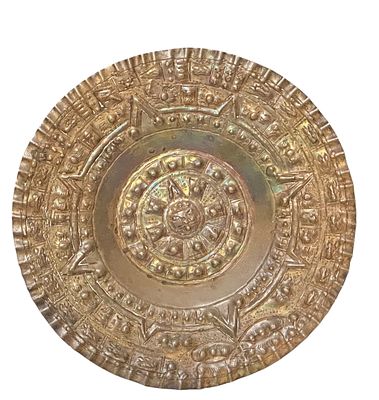 צלחת קיר דקורטיבית מנחושת מרוקעת, עיטור גאומטרי ודגמים בסגנון מעוצב בתבליט. עבודת יד. קוטר: ‎21 ס״מ