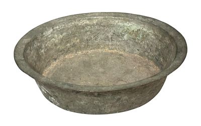 קערה עגולה עתיקה מנחושת, עם שוליים רחבים ועיצוב מסורתי. פטינה טבעית וסימני שימוש וחמצון בהתאם 