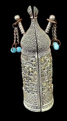 ספר תורה מיניאטורי בתוך נרתיק דקורטיבי מכסף 925 בעיצוב מגדל ירושלים, עם תבליט של העיר העתיקה 