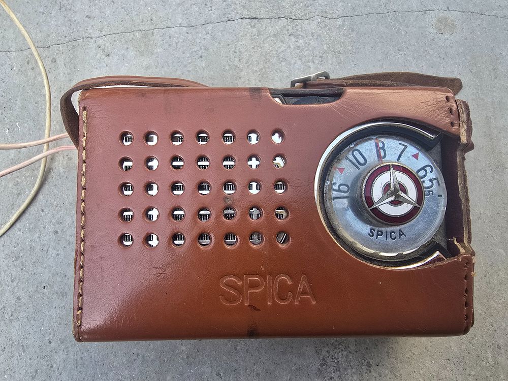 מכשיר רדיו משנות ה 50 פריט אספנות מבוקש מאוד מחלוצי הרדיו הנידים תוצרת יפן גודלו 14/9/5 ס"מ 