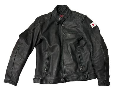 מעיל אופנוע Yamaha מעור אמיתי בצבע שחור, בעיצוב ספורטיבי וקלאסי. עשוי עור עבה ואיכותי המעניק 