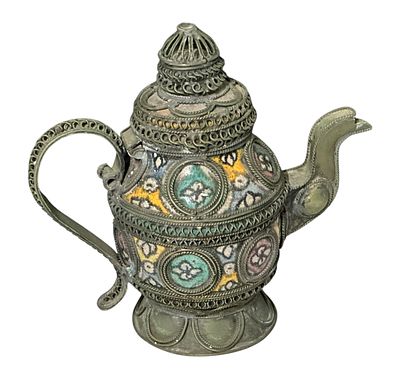 קומקום דקורטיבי קטן ממתכת וקרמיקה, מעוטר בדגמים גאומטריים ופרחוניים צבעוניים. גוף עם אלמנטים 