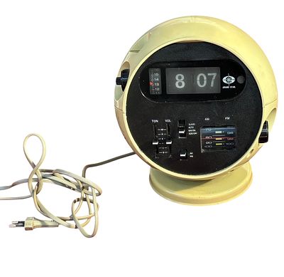 רדיו־שעון וינטג’ Grand Star עם תצוגת ספרות מתחלפות (Flip Clock) ורדיו מובנה AM / FM.
עיצוב 
