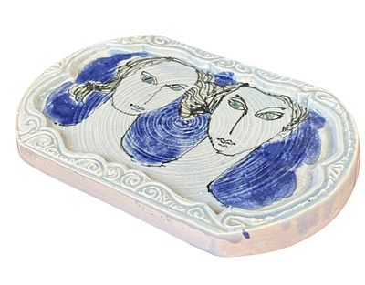מגש או קערית דקורטיבית מקרמיקה עם ציור של שלוש דמויות פנים בסגנון מודרני בגווני כחול ושחור. 
