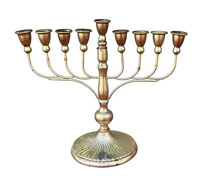 חנוכייה ממתכת מצופה כסף, בעלת 9 קנים עם מקום מוגבה לשמש.
דגם קלאסי בעיצוב אלגנטי עם בסיס עגול 