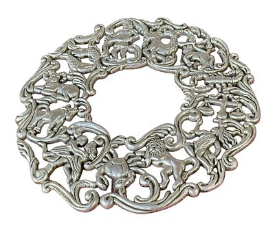 תחתית לסיר/כלי חם ממתכת מצופה כסף, חתומה Godinger Silver, משנת 1993.
דגם מעוטר עם 12 מזלות 