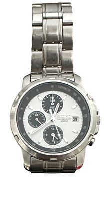 שעון כרונוגרף Seiko מפלדה, לוח לבן עם תתי-לוחות שחורים וסקלת טכימטר. כולל תצוגת תאריך, עמידות 
