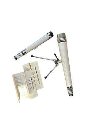 טלסקופ וינטג’ מסוג Zoom Vari-Power בקוטר 40 מ”מ, כולל חצובה, נרתיק עור וחוברת מקורית.
מכשיר 