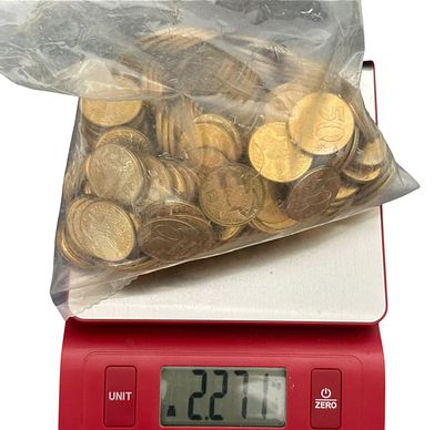 לוט גדול של מטבעות ישראליים, בעיקר 50 שקלים (ש״ח), נמכר בשקית סגורה.
משקל כולל: כ־2.27 ק״ג 