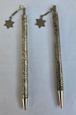 זוג עטים כסופים, הם עטי כדור (ballpoint pens) וינטאג' עשויים מכסף סטרלינג או ציפוי כסף ( 