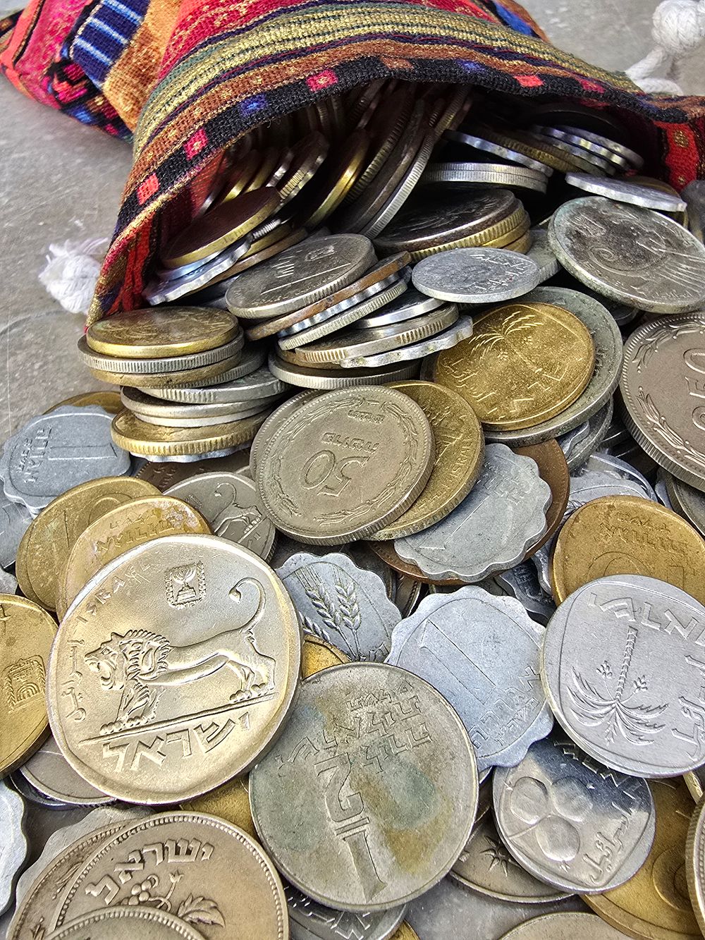 לוט גדול של מטבעות ישראל ישנים במצבים טובים מעל 1.6 קילו.