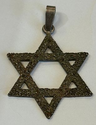 תליון כסף 925 בצורת מגן דוד בעיצוב ייחודי ובמבנה פתוח. הגימור המחוספס מעניק לפריט מראה אומנותי 