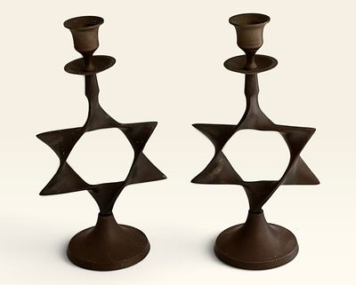 זוג פמוטים, מגן דוד פיסולי, פליז
זוג פמוטים מודרניסטיים מפליז בפטִינה חומה. הגזע בצורת מגן דוד 