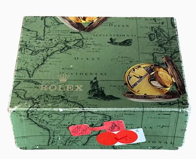 קופסת Rolex ריקה, עיטור מפה עתיקה (סגנון מפת עולם).
צבע ירוק, איורים של שעוני כיס וספינות מפרש. 