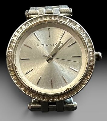 שעון יד Michael Kors לנשים, עשוי מתכת בגוון כסוף. קופסה עגולה עם מסגרת דקורטיבית, לוח כסוף 