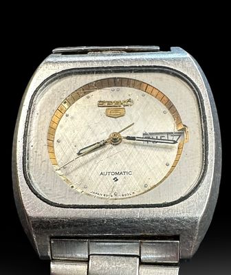 שעון יד וינטג’ Seiko 5 Automatic
שעון יד וינטג’ לגבר מתוצרת Seiko 5, עם מנגנון מכני אוטומטי. 