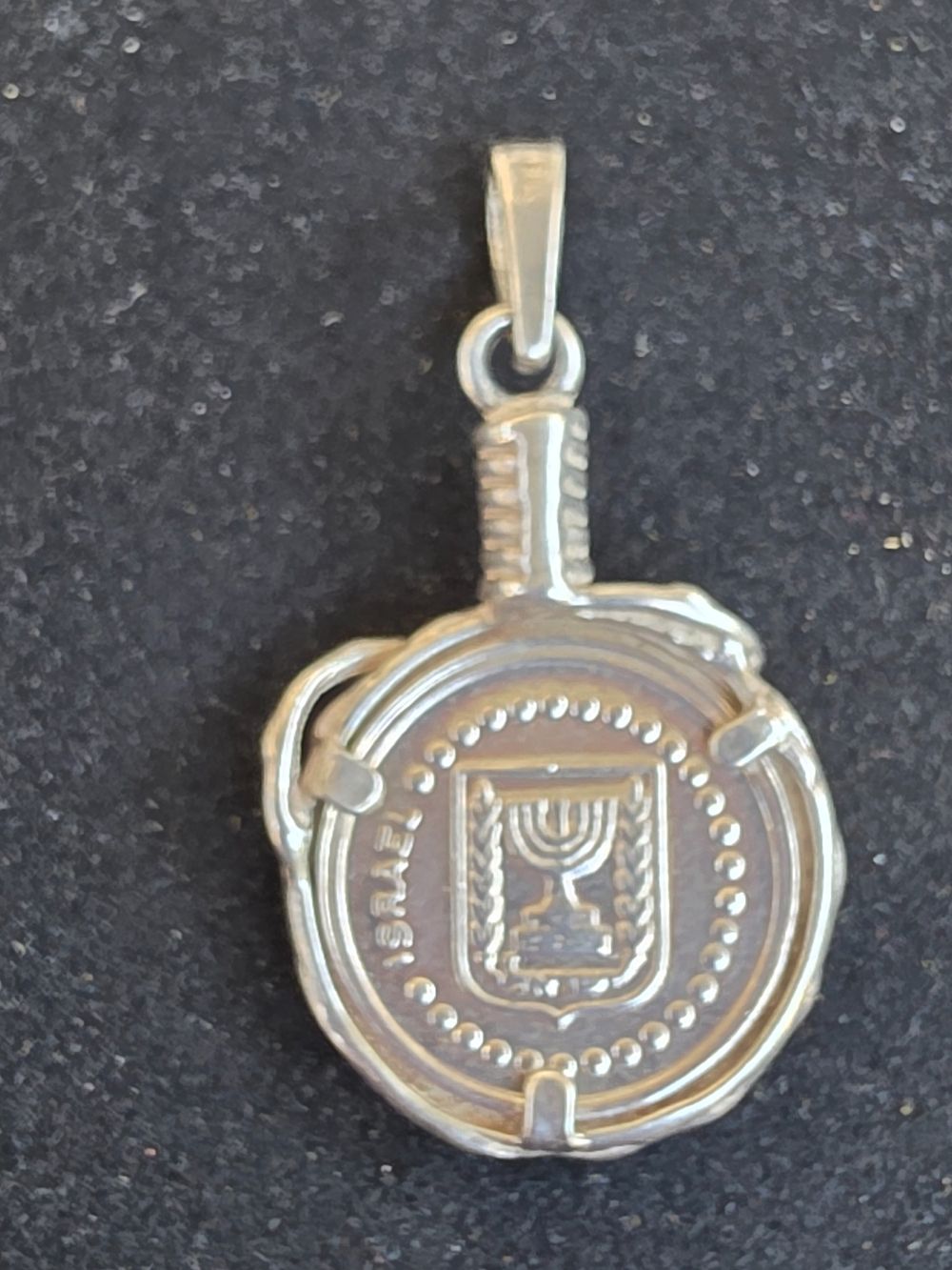 מדליון עם תליון קטן מכסף 925 חתום של החברה הממשלתית למטבעות ומדליות .