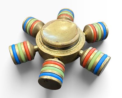 ספינר יד / Fidget Spinner מפליז בעל שש זרועות
ספינר כיס עשוי פליז, בעל גוף מרכזי מסתובב ושש 