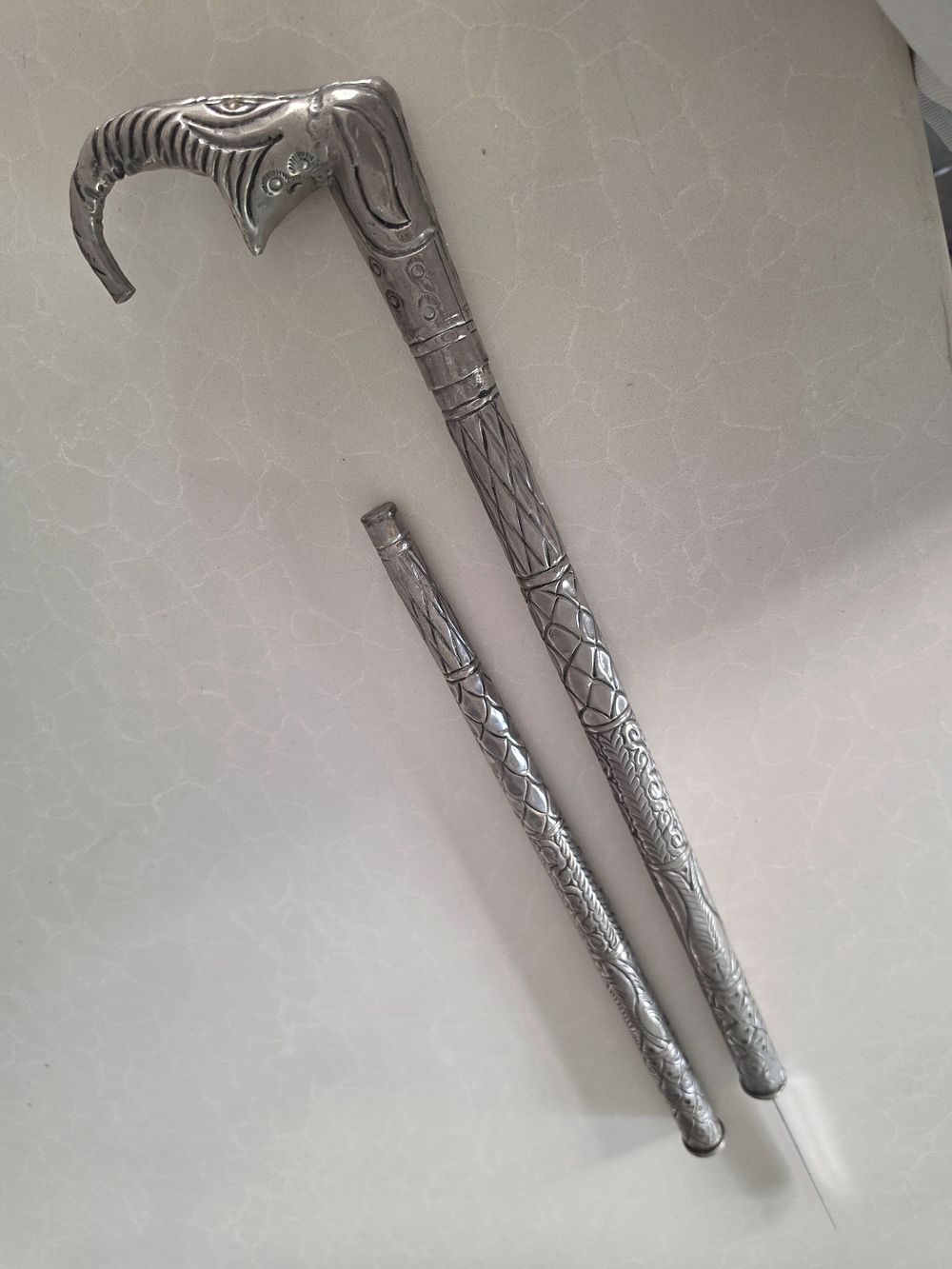 מקל הליכה יפני משולב עם חרב /סכין נסתרת (Sword Cane), עשוי כולו מתכת מעוטרת ברוב הדורים (ריקועי 