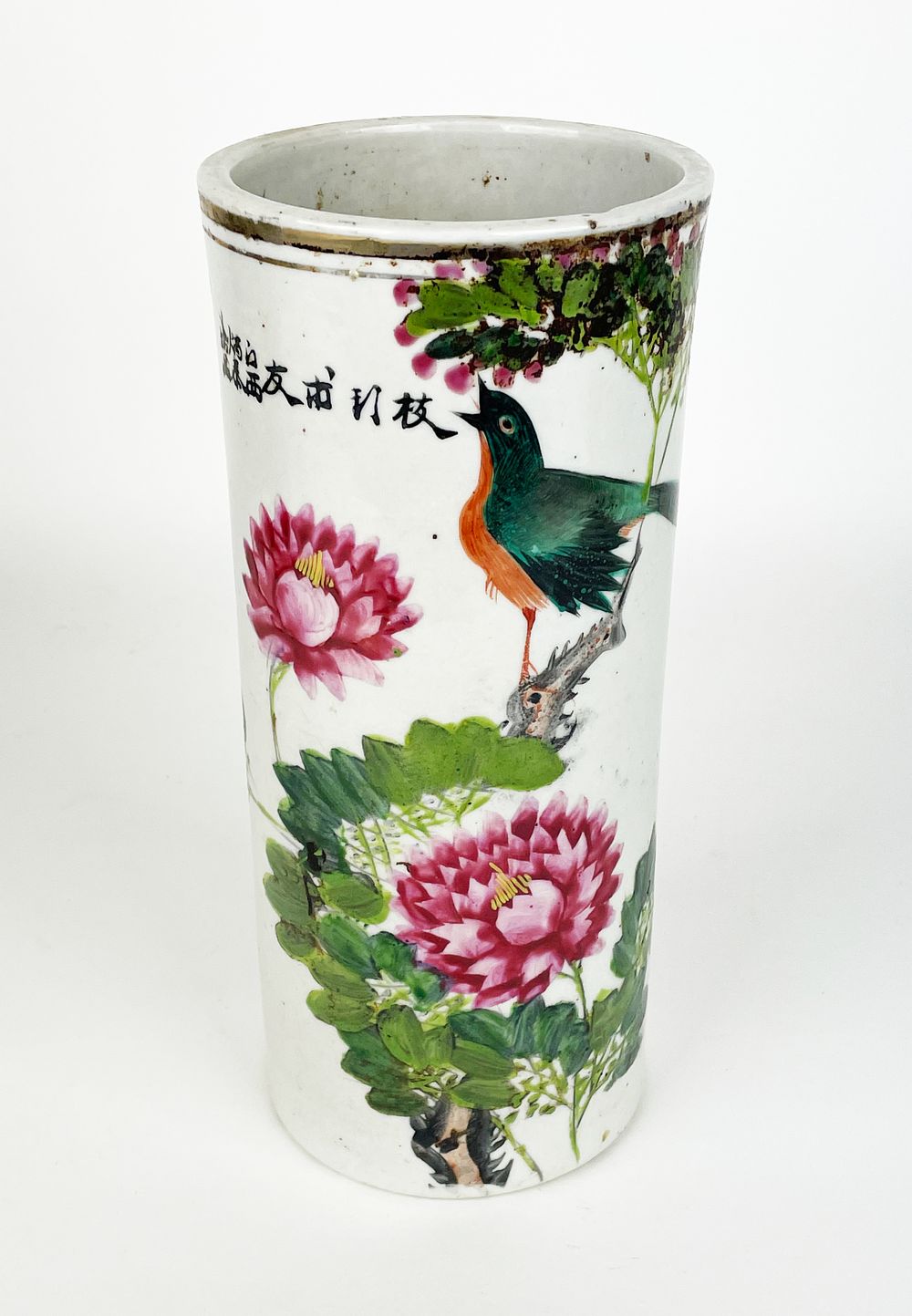 Elegant Chinese enameled porcelain brush holder, Republic of China, circa 1920 - 1935.
12.5 x 28 cm