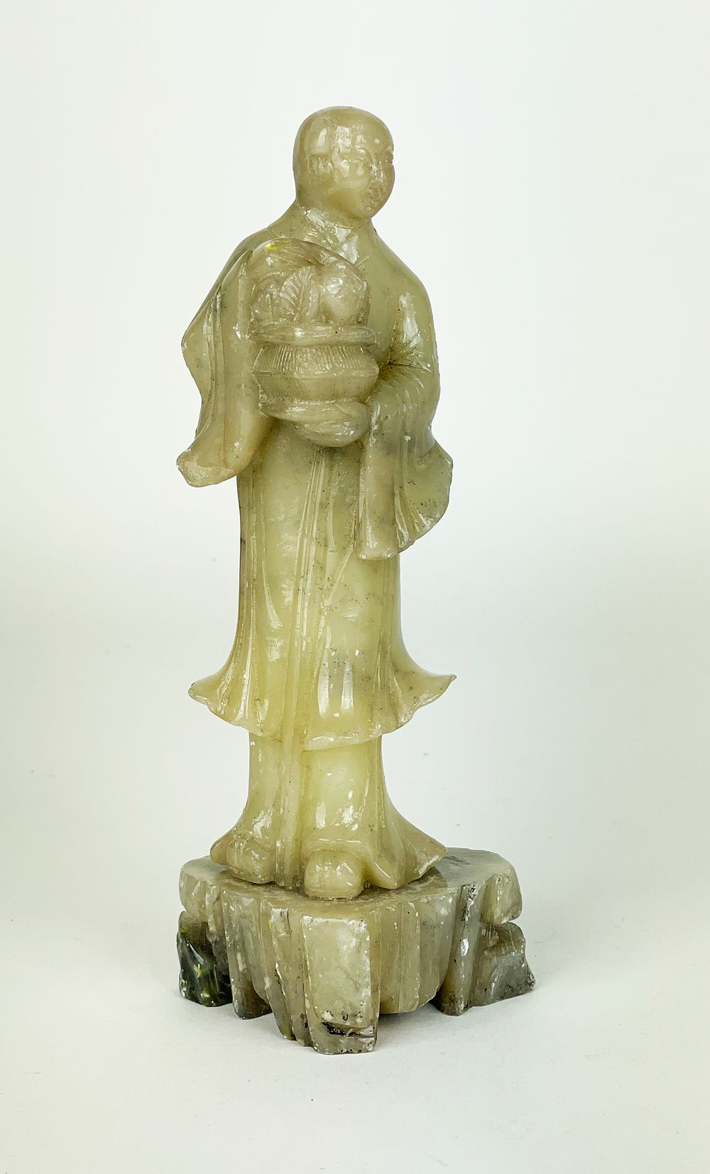 China, soapstone sculpture representing a court nobleman, 20th century
7 x 18 x 6 cm
. Good 