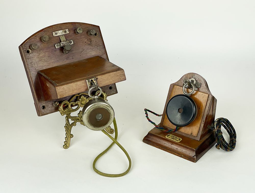 Wall telephone, divided into two parts, wooden stand, ﬁrst half of the 20th century.
17 x 21 x 