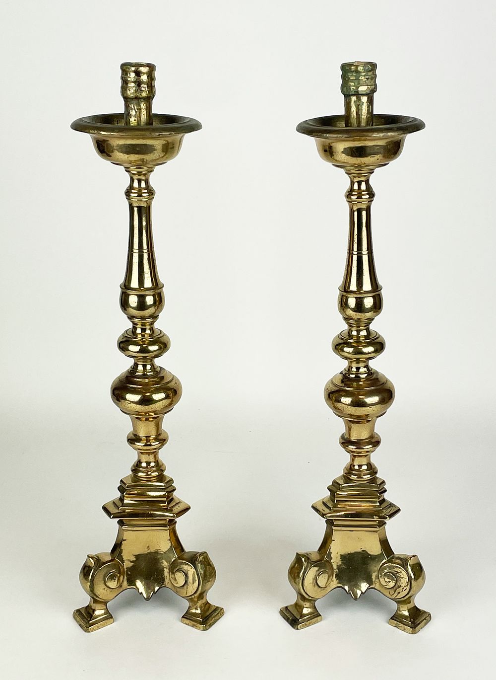 Pair candelabra of brass, turned and pleasantly decorated shaft, second half of the 20th 