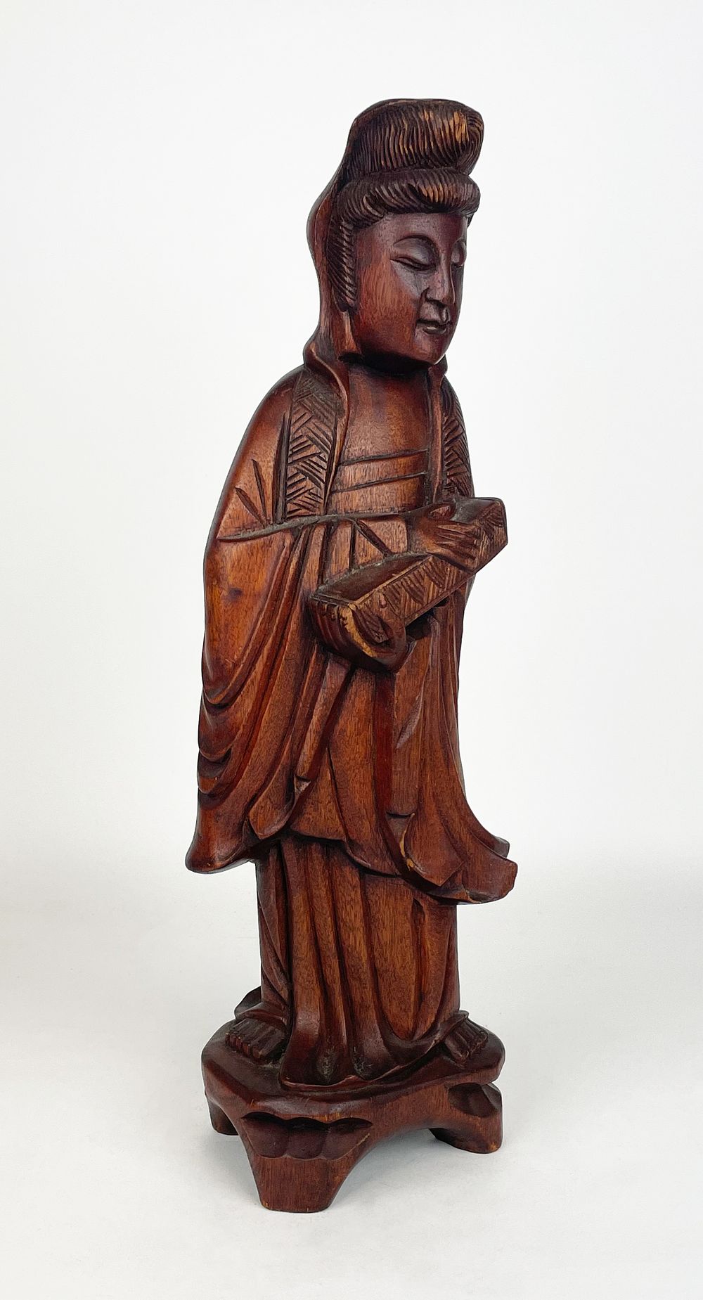 Exotic wooden sculpture representing a Guanyin.
Second half of the 20th century, 
15 x 45 x 12 cm
. 