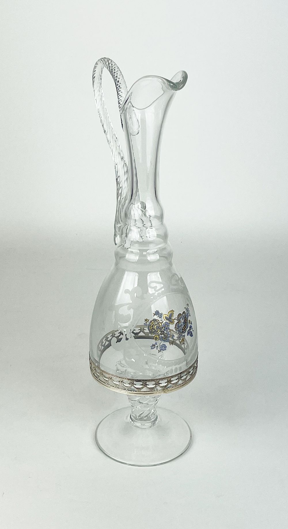 Antique and reﬁned carafe in ﬁne glass and silver decorations, 
second half of the 20th century 